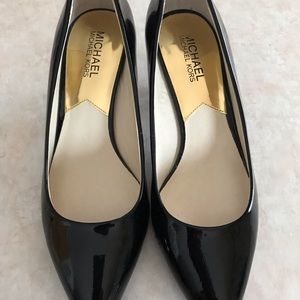 Michael Kors black pumps